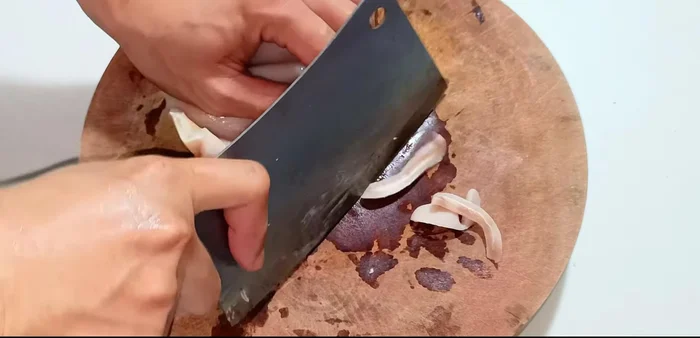 Cut pig's hands: Cut the pig's hands into desired sizes (thinner slices for easier softening).