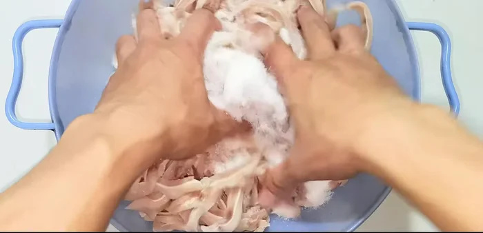 Remove excess fat: Add sugar to the cut pig's hands and squeeze to remove excess fat. This is crucial for preventing cloudiness.