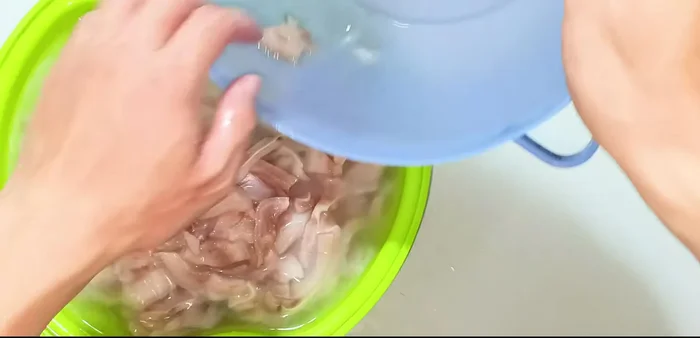 Rinse pig's hands: Rinse the pig's hands thoroughly (5-6 times) until the water runs clear.