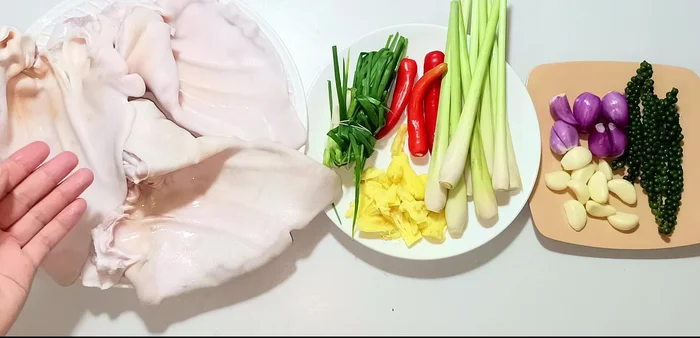 Clean the pig's hands: Heat them over a stove or use a razor blade to remove hairs. Then, clean them with lemon/vinegar and salt. Wash and drain.