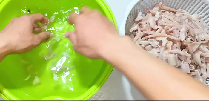 Drain and dry: Drain and dry the pig's hands completely.