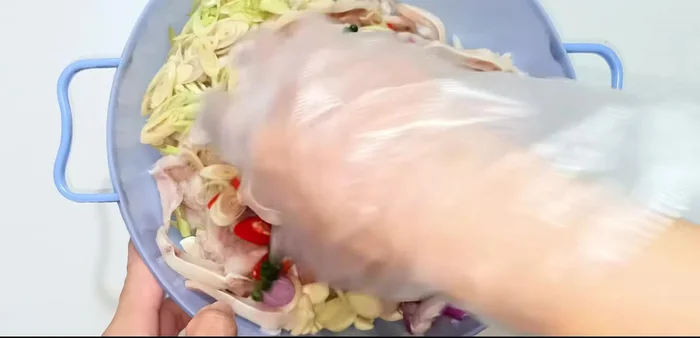 Combine and soak: Mix the pig's hands with the cooled soaking liquid. Press down firmly.