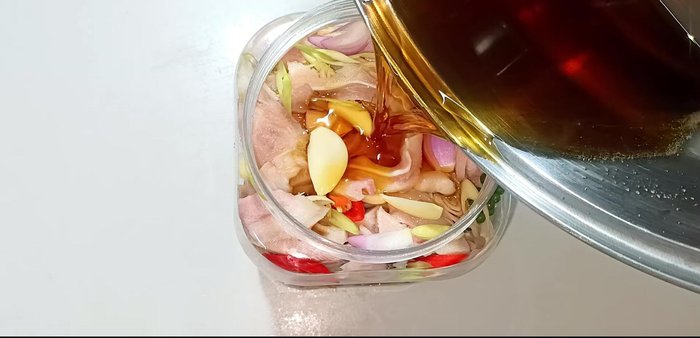 Store and let it marinate: Pack into sterilized jars, ensuring the pig's hands are fully submerged in the liquid. Close tightly and let marinate for at least a day (longer if preferred).