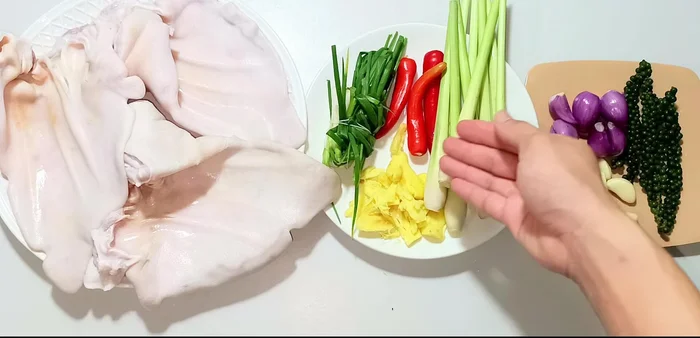 Prepare aromatics: Chop green onions and chilies. Pound ginger. Cut lemongrass (some whole, some diagonally).