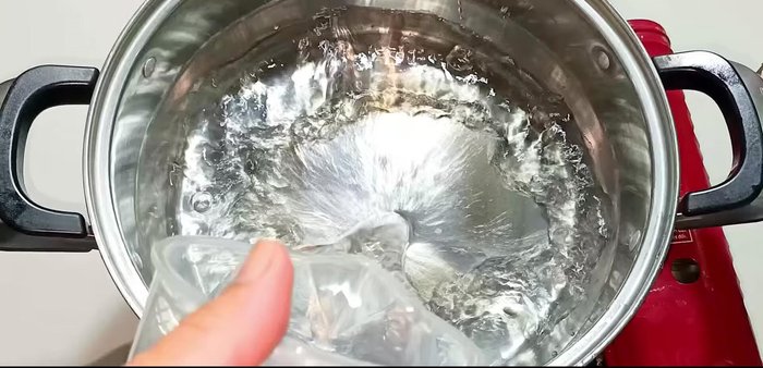 Prepare the soaking brine: In a pot, combine 3 liters of water, 200 grams of palm sugar (or other sugar), and 50 grams of salt. Bring to a boil, stirring until sugar and salt dissolve completely.