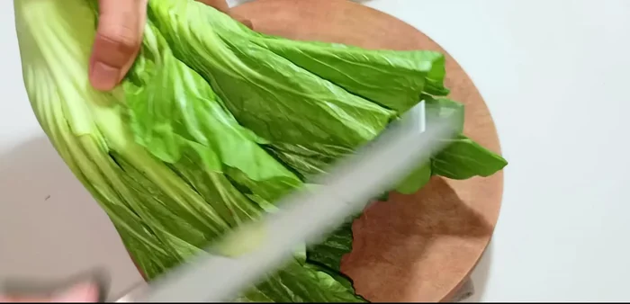Prepare the cabbage: Cut off the base and damaged leaves. Wash thoroughly to remove worms, snails, and dust.
