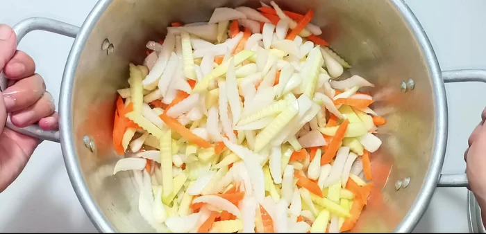 Wash the vegetables thoroughly 5 times to remove excess salt and sugar.