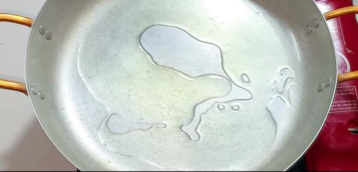 In a separate pan, stir-fry remaining minced garlic and shallots until golden brown. Add chicken gizzards and stir-fry until cooked.