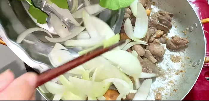 Add vegetables (carrots, etc.) and stir-fry until softened. Pour in remaining sauce and mix well.