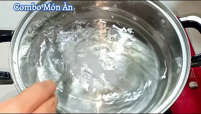 Bring 1 liter of water to a boil in a pot. Add 1 spoonful of salt. Blanch the onions for about 40 seconds until slightly softened.