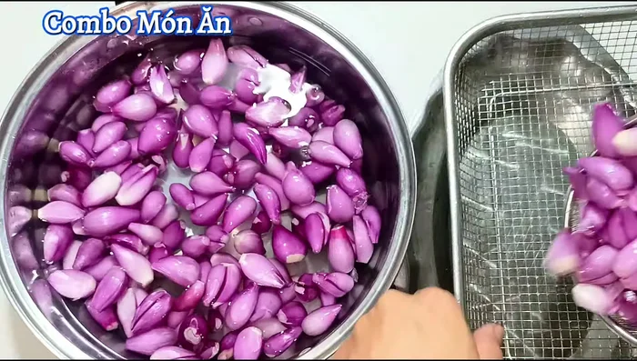 Drain the blanched onions in a vegetable and water basket. Let them air dry, either in sunlight or near a light source to remove excess water.
