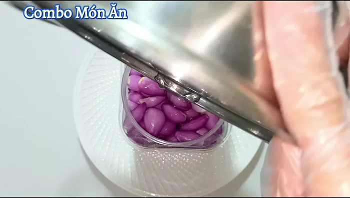 Submerge the shallots completely in the pickling liquid. Allow to soak for 5-6 days in a cool place.