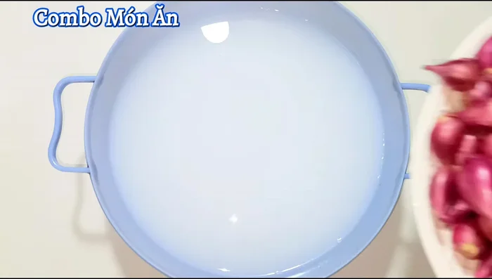 Soak the onions in rice water for about 12 hours to make peeling easier. (If you start in the afternoon, soak overnight).