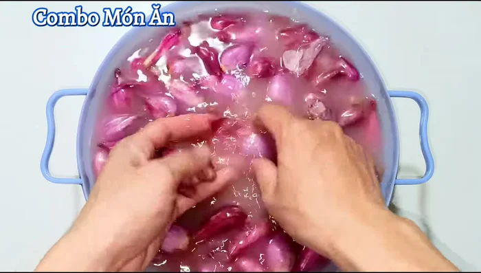 Wash and peel the onions, removing the outer membrane. Cut off the top and bottom. Rinse twice.