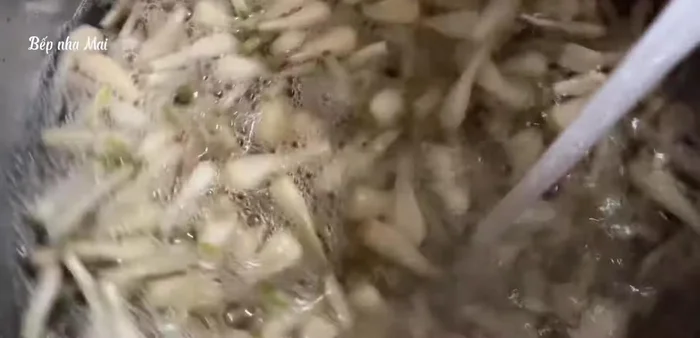 Soak the peeled shallots in salt water for 15-20 hours. (123)