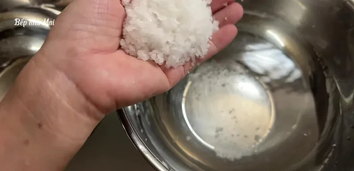 Prepare a brine solution: Mix coarse salt and 1.5 liters of water. Soak the shallots in this brine. (140.36)