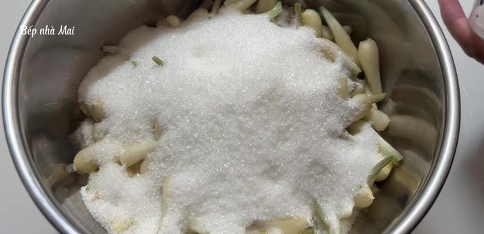 Mix 1 kg of shallots with 400g sugar and 2 teaspoons of salt. (267)