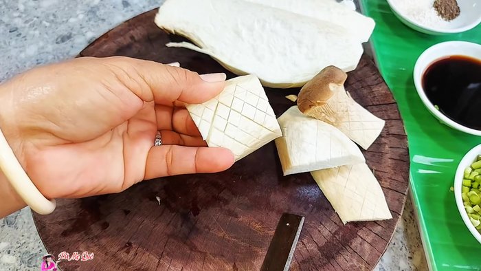 Cut the tofu into small pieces. (172.319)