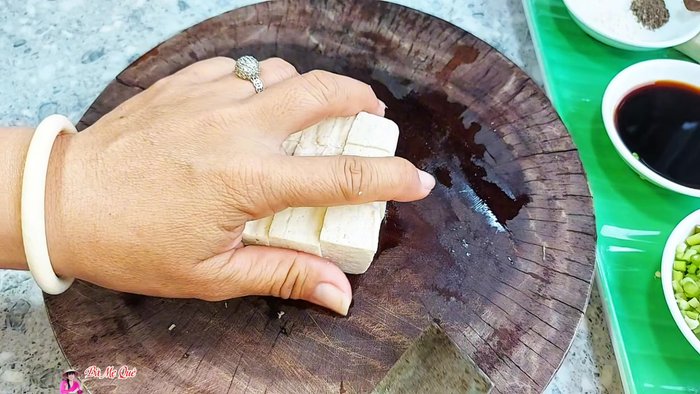 Soak dried shiitake mushrooms in water until soft, then boil for 3 minutes in boiling water. Rinse with water and cut into small pieces. (180.68)