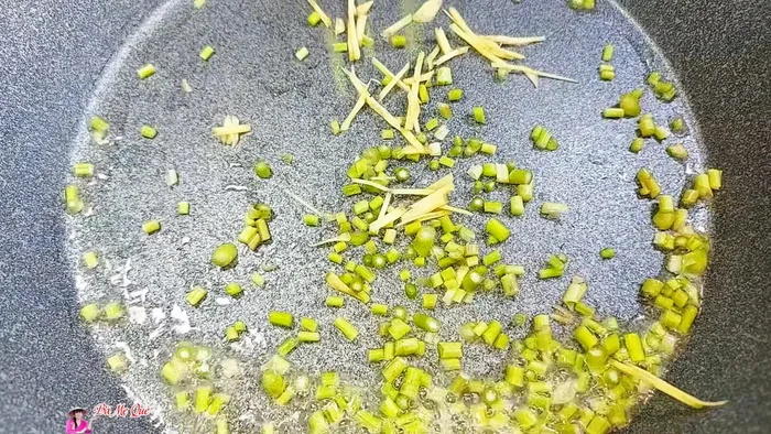 Heat cooking oil, add coriander and ginger, stir-fry until fragrant. (200.239)