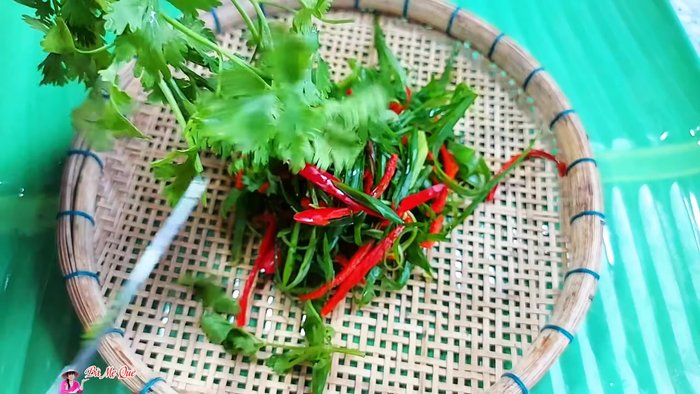 Mix in soaked green onions, chili peppers, and chopped cilantro. (296.8)