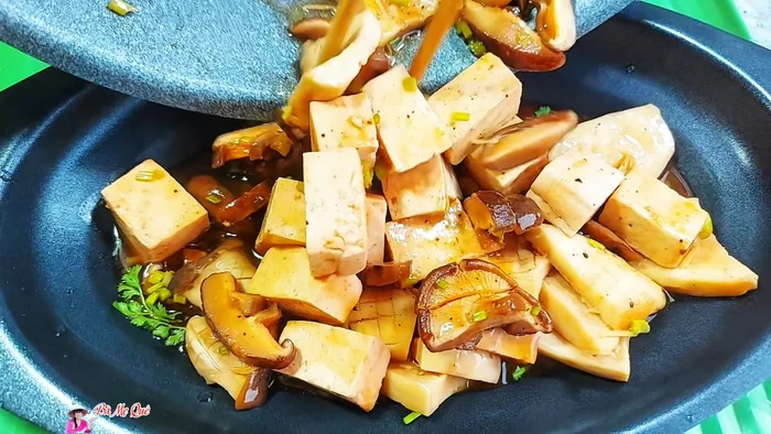 Arrange the dish on an aluminum plate, garnish with coriander stalks. (318.759)