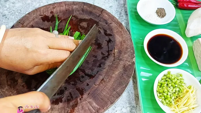 Cut green onions, chili peppers, and king oyster mushrooms into thin strips or pieces. (53.96, 83, 113.28)
