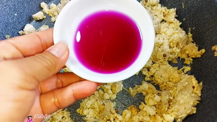 Add purple leaf water and a drop of lemon juice. Stir well.