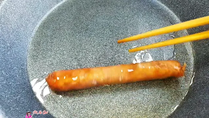Fry or grill the dried sausages until crispy.