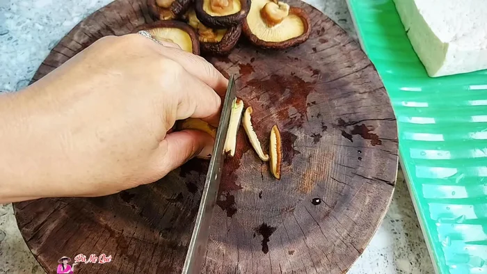 Soak dried shiitake mushrooms in water until soft. Boil in water for 2 minutes, then rinse again. Cut into small cubes or slices.