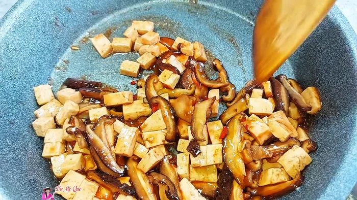 Add a little water to the sauce and simmer on low heat until the sauce thickens.