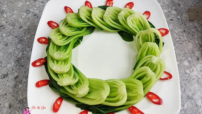 Arrange the boiled bok choy on a plate. Top with the shiitake mushrooms and mushroom sauce.