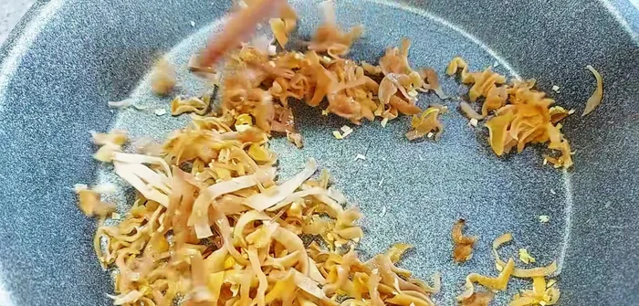 Add wood ear mushrooms and stir-fry until fragrant.