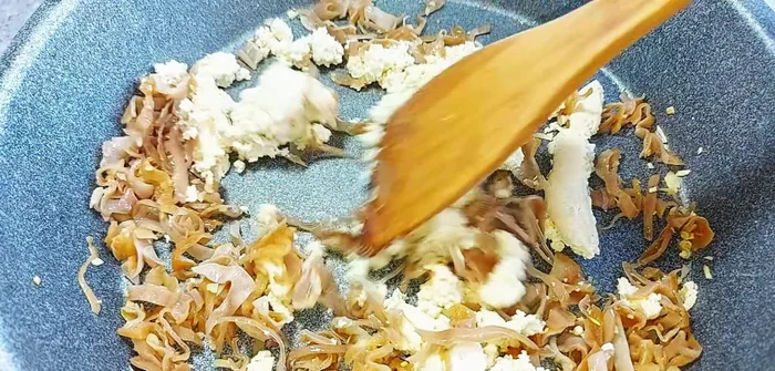 Mix all ingredients, add vegetarian seasoning, sugar, and black pepper.