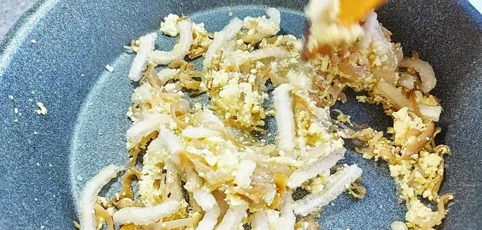Add agar-agar mixture (prepared by dissolving agar powder in water), stir-fry until thickened and slightly dry.