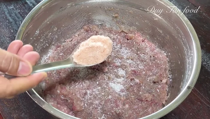 Once the fat is dry, combine the meat and shrimp mixture with the dried fat, MSG, salt, garlic powder, ginger powder, peppercorns, red salt, and green rice wine. Mix thoroughly.