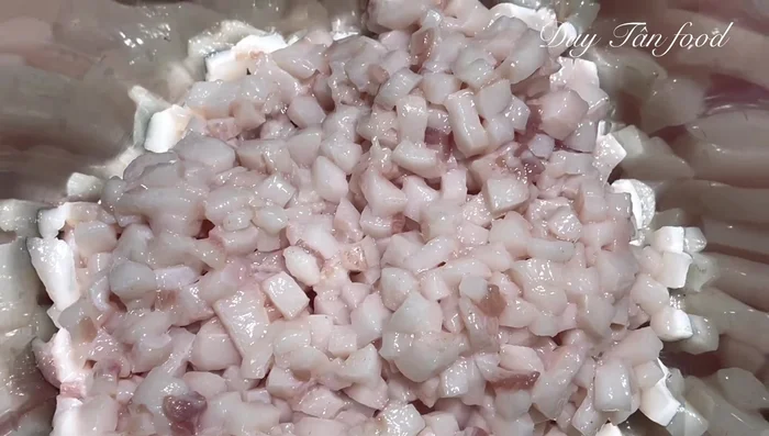 Cut the fat into small cubes. Marinate with 100g sugar and mix well. Dry the fat in the sun (at least 3 hours) or in the oven at 100°C until clear.