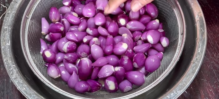 Rinse the onions again with slightly warm salted water (2 liters of water with 1 tbsp salt).