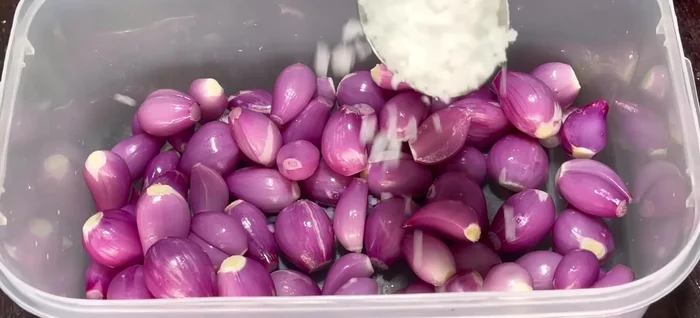 Layer the onions in a container, sprinkling 4 tbsp salt between layers.