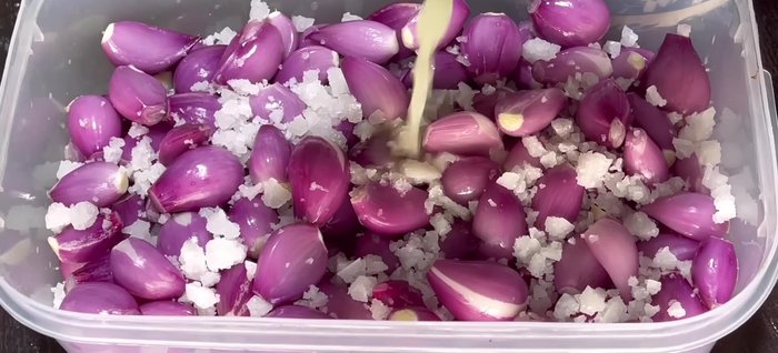 Pour star fruit juice over the onions. Soak overnight (8-10 hours).