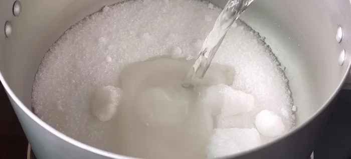 Prepare the vinegar mixture: Combine 600 ml vinegar, 400g sugar, and 15g salt. Simmer until sugar and salt dissolve. Let it cool completely.