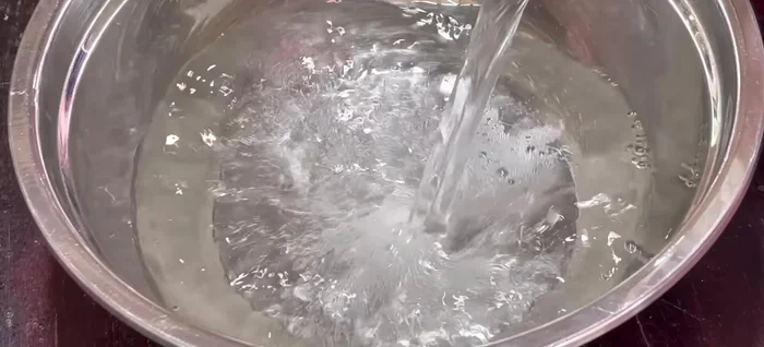 Rinse the soaked onions with warm salted water, or a mixture of vinegar and water (to preserve color).