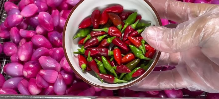 Add the drained onions, chili, and garlic (optional) to a clean, dry jar.