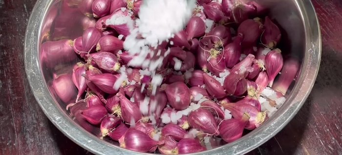 Soak 1kg purple onions with 2 tbsp salt and enough water to cover for at least 5-10 hours, or overnight. This removes pungency and softens the outer layer.