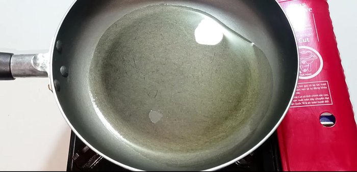 Stir-fry the pork: Heat oil in a pan, add minced garlic, then add the blanched pork and stir-fry briefly.