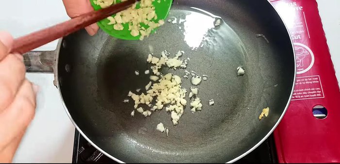 Stir-fry shrimp and squid: In a separate pan, heat oil, add garlic, then stir-fry shrimp and squid until slightly rare. Add two spoons of sauce and stir-fry.