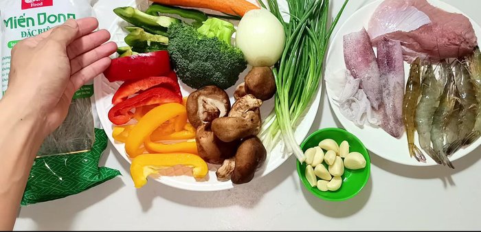 Prepare the ingredients: Cut the pork, vegetables (bell peppers, broccoli, carrot, onion, green onions, mushrooms), squid, and shrimp. Clean the squid and shrimp.