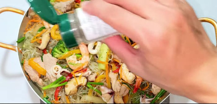 Serve: Serve hot, garnished with ground pepper. Enjoy with chili soy sauce.