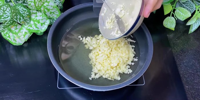 Make Garlic Oil: Heat cooking oil in a pot. Add garlic and chili paste; stir until golden brown. Remove and strain, reserving the oil.