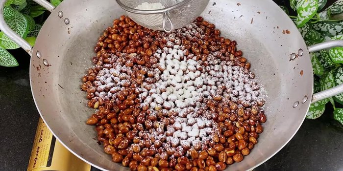 Add cornstarch/fried flour and crispy flour to the roasted peanuts; stir evenly to coat.